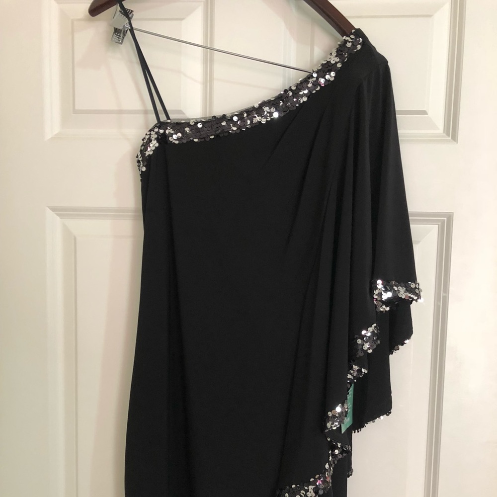 One shoulder - party dress .